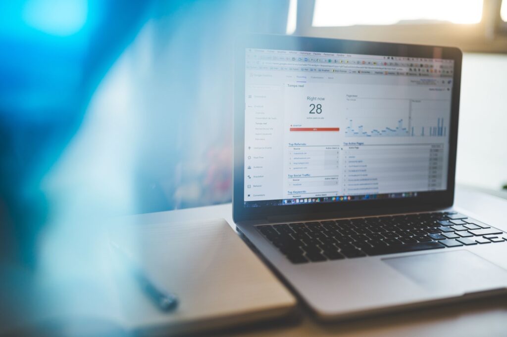 Laptop con dashboard de Google Analytics en un escritorio moderno, representando publicidad digital y análisis de datos para PyMEs
